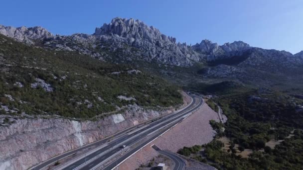 Otoyol Boyunca Arabaların Hareketi Kayalıklar Ağaçlık Tepeler Boyunca Geniş Dağ — Stok video