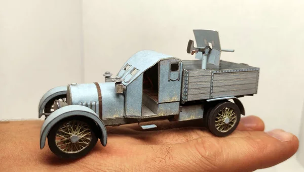 Askeri ekipmanların ölçekli modelleri. Koleksiyonluk zırhlı araç modeli yapın.