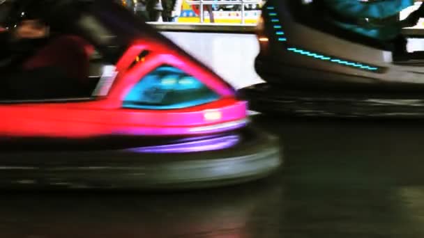 Parachoques coches luna park — Vídeos de Stock