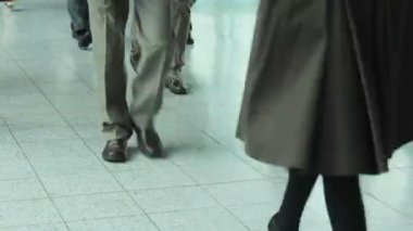 binada yürüyen insanlar kalabalık