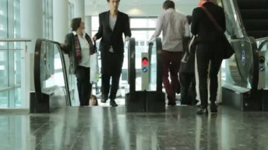 insanlar kalabalığın üzerine yürüyen merdiven