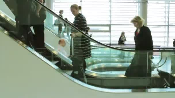 People crowd on escalator — Stock Video