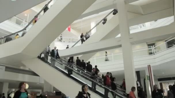 Menschen drängen sich auf Rolltreppe — Stockvideo