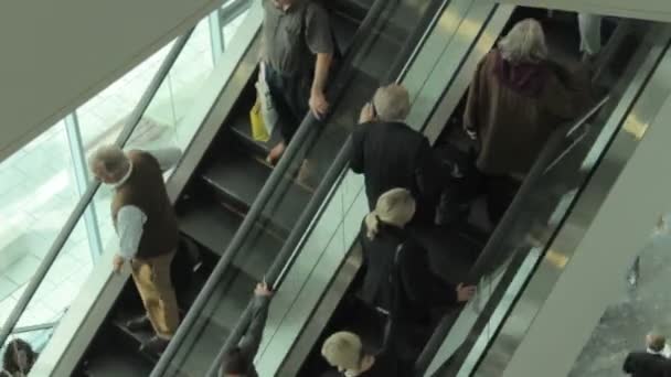 People crowd on escalator — Stock Video