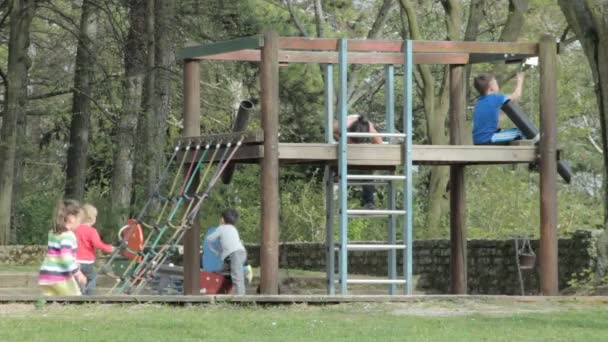 Niños jugando en el parque — Vídeo de stock