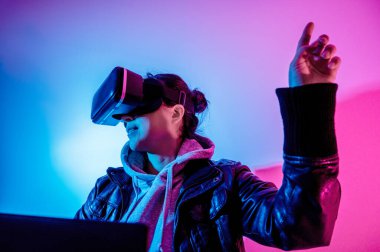 Sanal gerçeklik gözlükleriyle metazıt yönde etkileşime geçen kadın