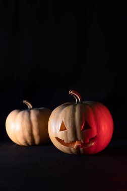 Siyah arka planda Cadılar Bayramı balkabağı