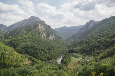 Karadağ 'da yer alan Küçük Tara Nehri
