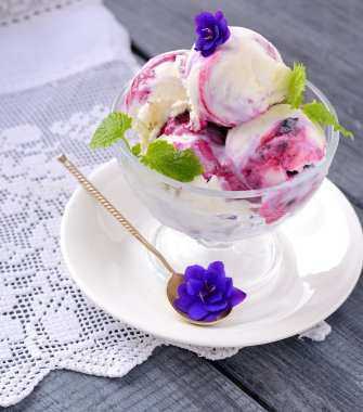 Blackcurrant dondurma ya da tatlı