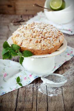 çam fıstığı kek üzerine ahşap tablo