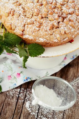 çam fıstığı kek üzerine ahşap tablo