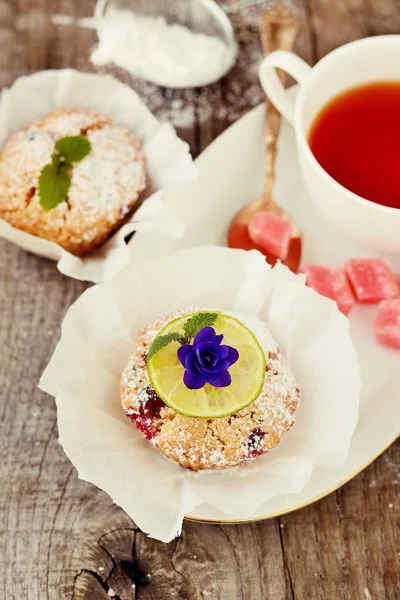 新鲜的自制小红莓松饼 — 图库照片