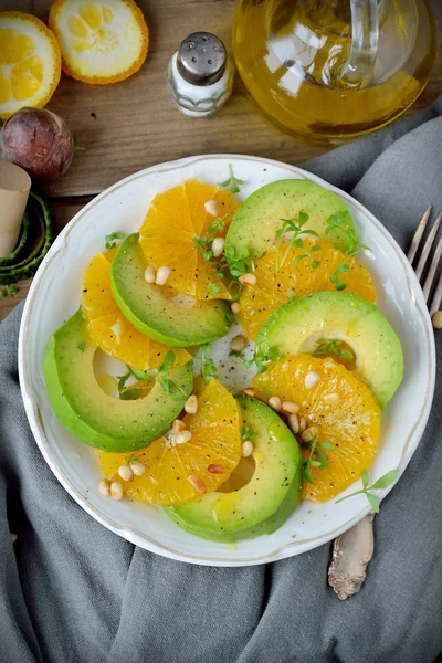 Салат с цитрусовыми фруктами, авокадо . — стоковое фото