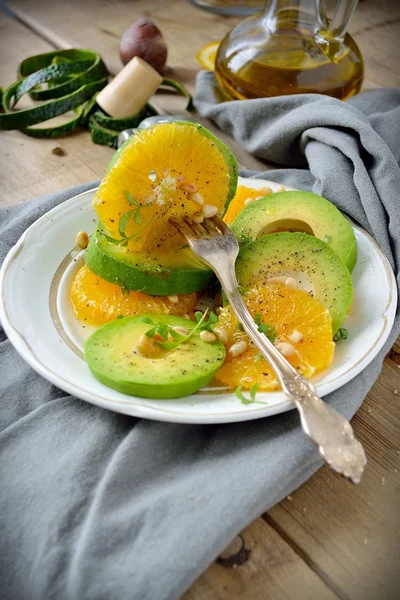 Salade met citrusvruchten, avocado. — Stockfoto