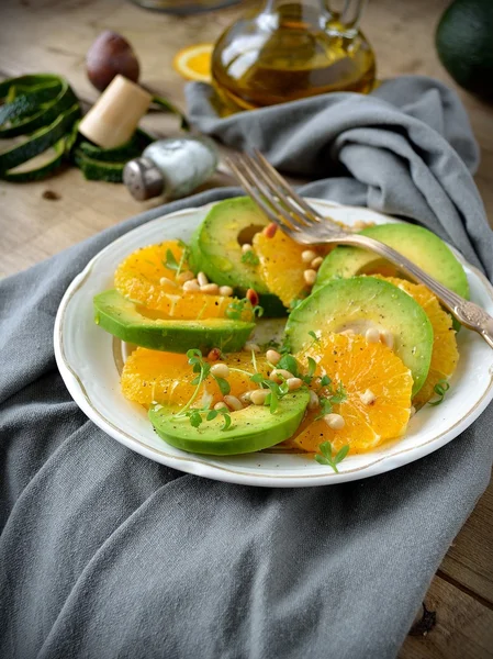 Салат с цитрусовыми фруктами, авокадо . — стоковое фото