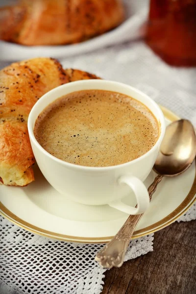 Bir fincan kahve ile haşhaş tohumu kruvasan — Stok fotoğraf