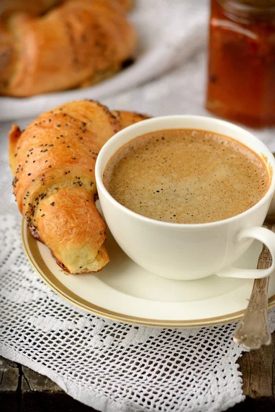 Croissant di semi di papavero con una tazza di caffè — Foto Stock