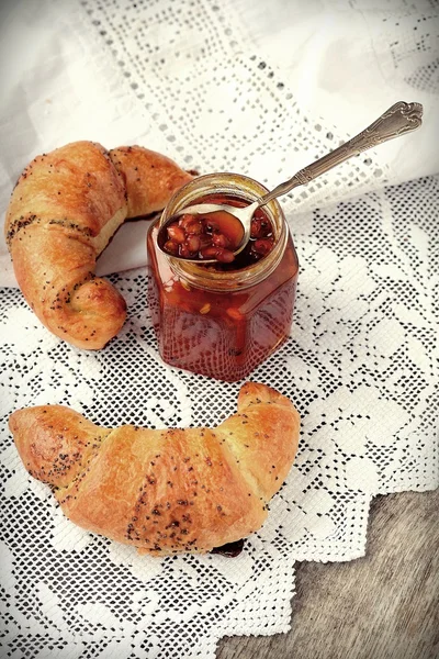 Croissant de graines de pavot avec une tasse de café — Photo