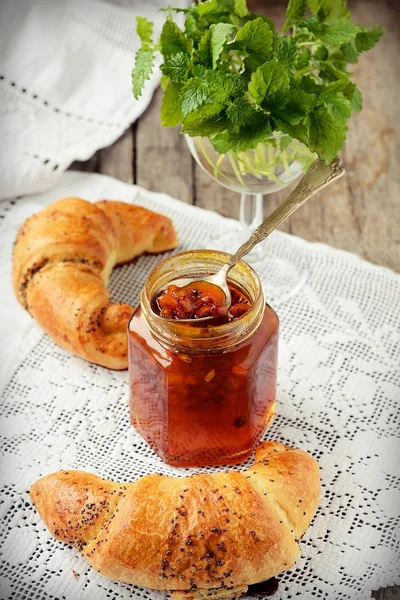 Croissant de graines de pavot avec une tasse de café — Photo