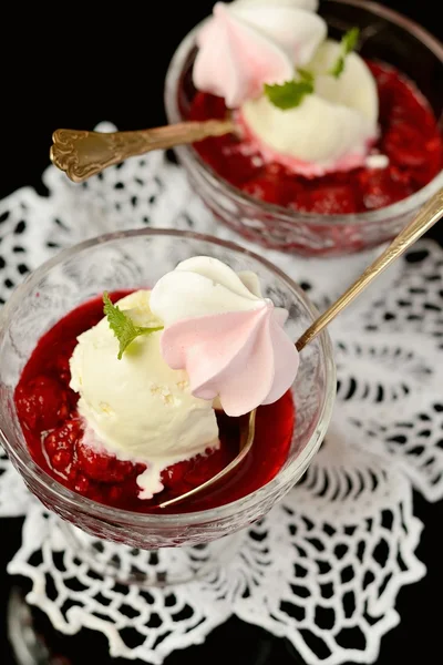 Ice cream with raspberry sauce — Stock Photo, Image