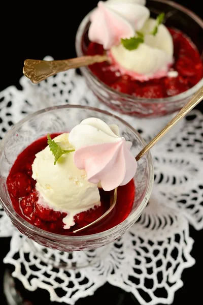 Ahududu soslu dondurma. — Stok fotoğraf