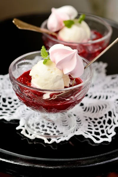 Helado con salsa de frambuesa —  Fotos de Stock