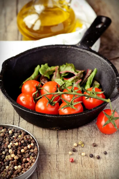 Wiśniowe pomidory gotowania w garnku — Zdjęcie stockowe