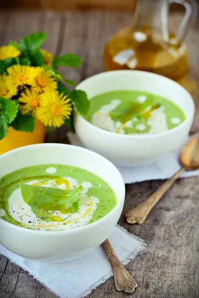 Pulire la zuppa di piselli verdi . — Foto Stock