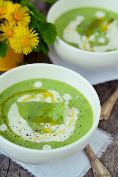 Die Suppe mit grünen Erbsen pürieren. — Stockfoto