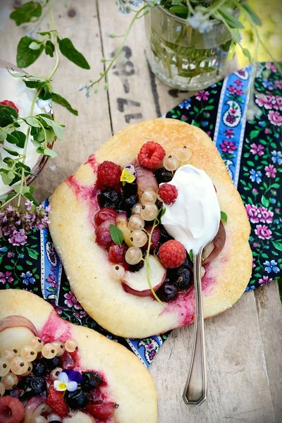 Lato malina blueberry tart, rustykalne — Zdjęcie stockowe