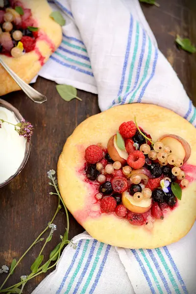 Sommer Himbeer-Blaubeer-Torte, rustikal — Stockfoto