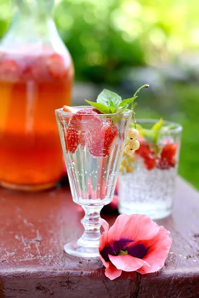 Verse koude limonade drinken met aardbei — Stockfoto