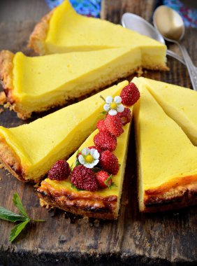süzme peynir çilek ile gelen Cheesecake