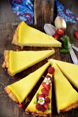 süzme peynir çilek ile gelen Cheesecake