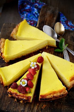 süzme peynir çilek ile gelen Cheesecake