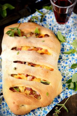 ev yapımı kek ile armut ve pastırma