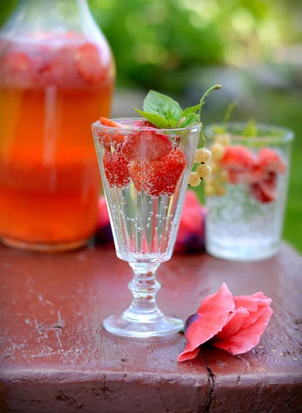 Kaltes frisches Limonadengetränk mit Erdbeere — Stockfoto