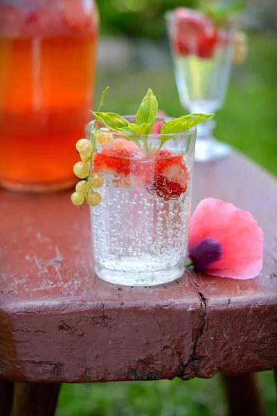 Verse koude limonade drinken met aardbei — Stockfoto