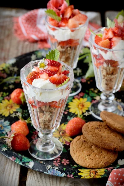 Vacker dessert med bär — Stockfoto