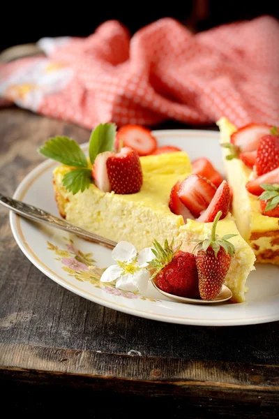 Käsekuchen auf Holztisch. Selektiver Fokus — Stockfoto