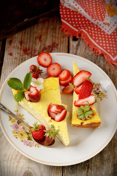 Cheese cake  on wooden table. Selective focus — Stock Photo, Image