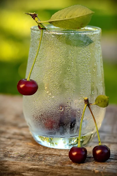 Beneveld glas met verse kersen — Stockfoto