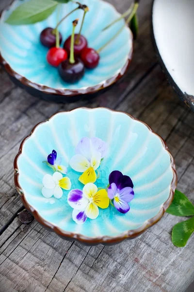 Dos tazas con flores y cereza — Foto de Stock