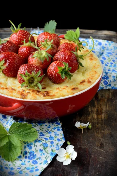 Bolo de queijo com morangos em uma tigela — Fotografia de Stock