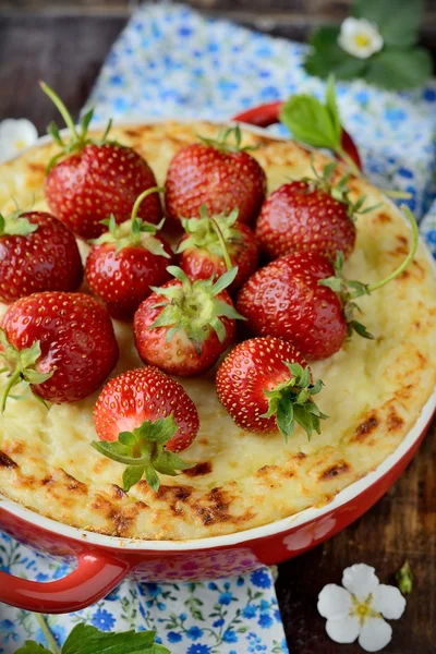 Bolo de queijo com morangos em uma tigela — Fotografia de Stock