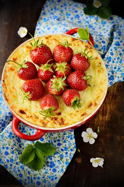 Tarta de queso con fresas en un tazón —  Fotos de Stock