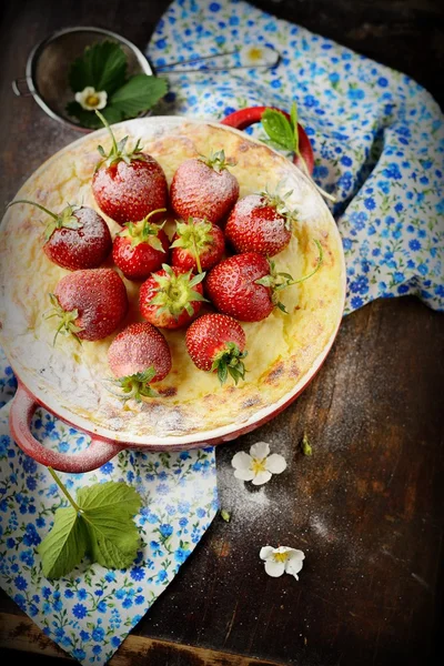 Cheesecake with strawberries in a bowl — Stock Photo, Image