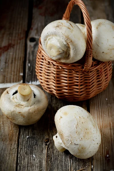 Whole button mushrooms in a basket — Stock Photo, Image