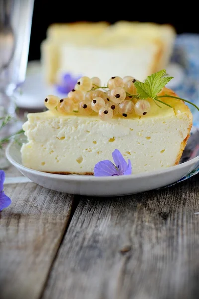 Bit av cheesecake med bär — Stockfoto