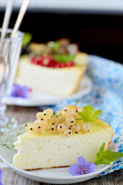 Bit av cheesecake med bär — Stockfoto